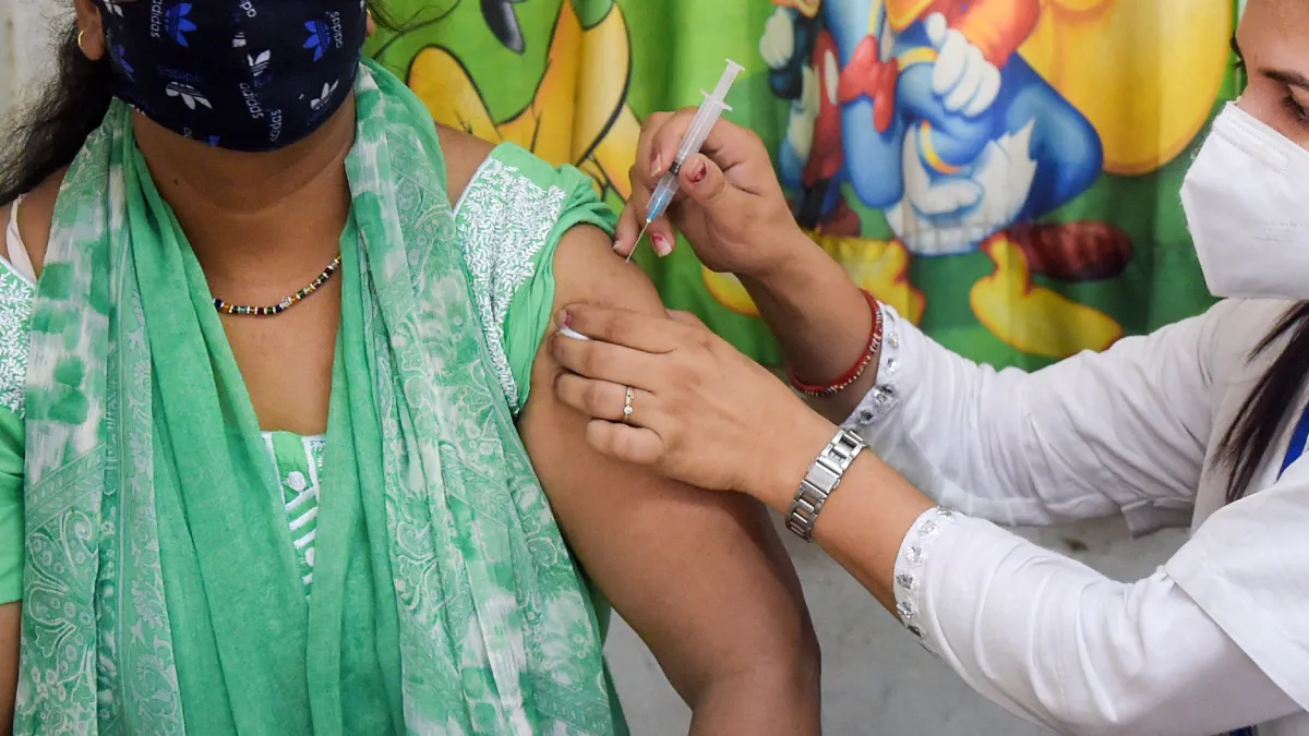 Exclusive: एक महिला को 5 मिनट में 3 बार मिली कोरोना वैक्सीन की डोज!- India TV Hindi