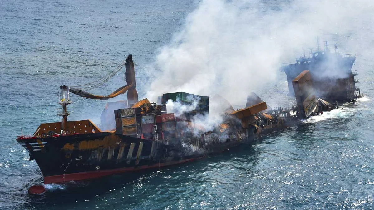 Fire Ravaged Ship Sinks, Fire Ravaged Ship Sinks Sri Lanka, Sri Lanka Ship Sinks- India TV Hindi