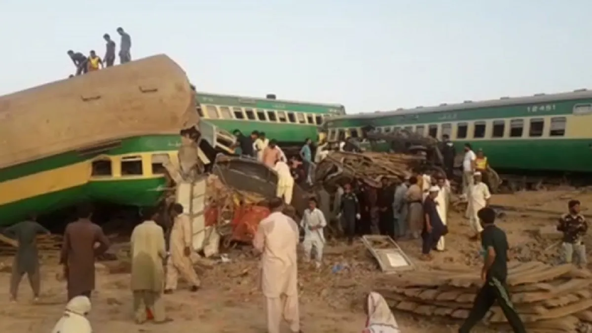 Train accident in pakistan Millat Express train ir Syed Express Train collides पाकिस्तान में रेल हाद- India TV Hindi