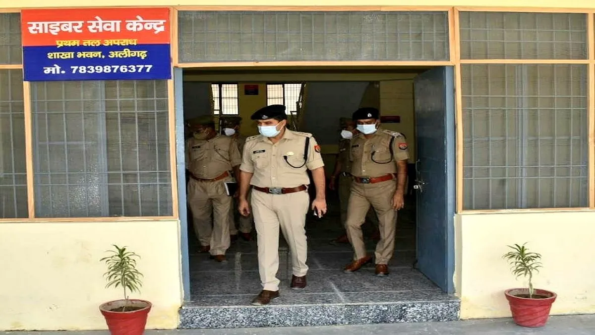 Aligarh police action on alcohol mafia ssp kalanidhi naithani शराब तस्करों पर अलीगढ़ पुलिस का बड़ा ए- India TV Hindi