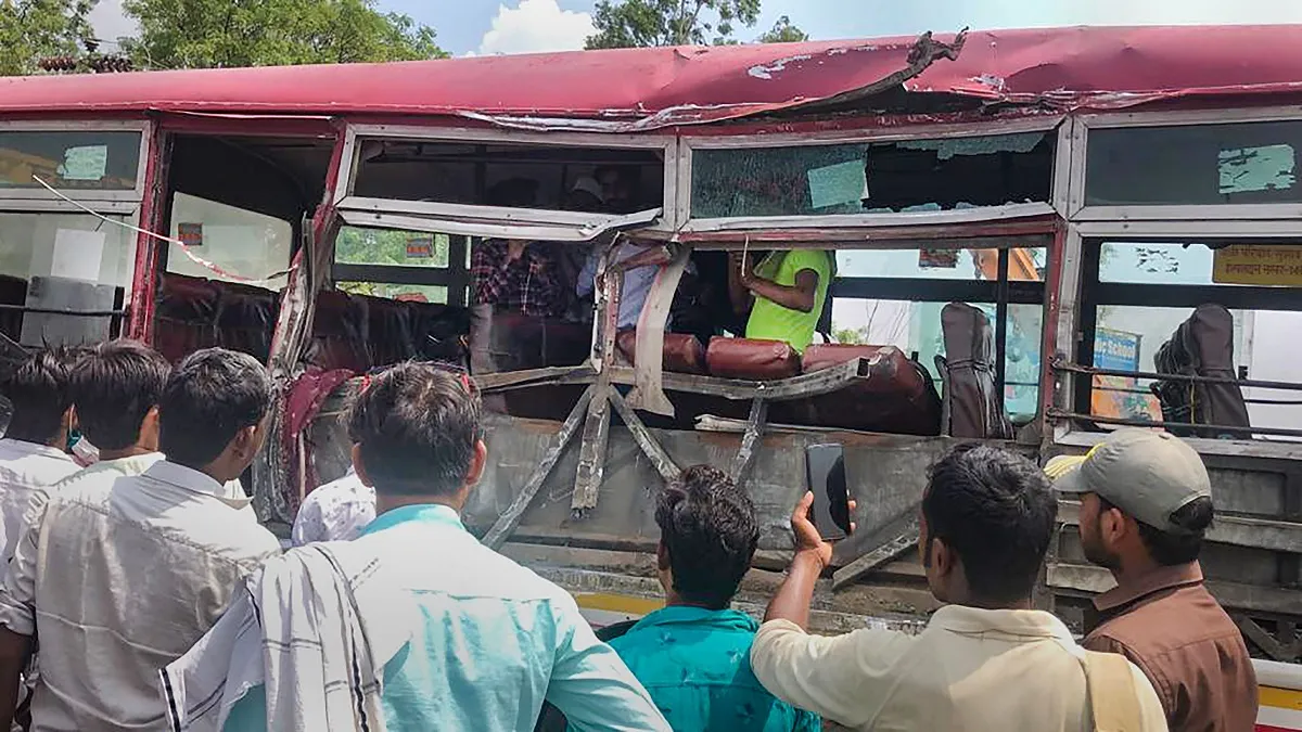 bus accident in sahajahanpur bus collides with tree शाहजहांपुर में सड़क हादसा! सड़क पर खड़े लोगों को- India TV Hindi