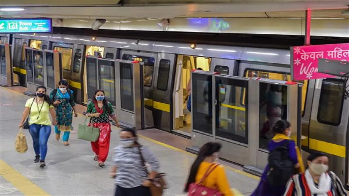 Delhi Unlock: दिल्ली मेट्रो और बस सेवा 26 जुलाई से 100 प्रतिशत क्षमता के साथ चलेंगी- India TV Hindi