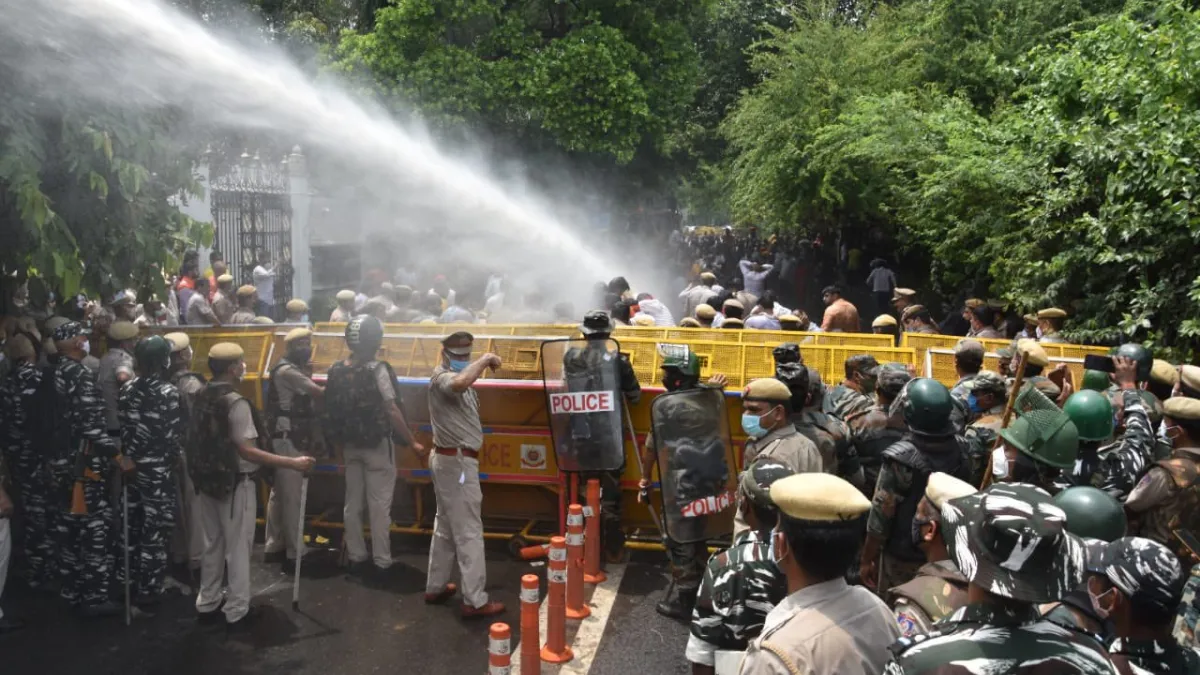 दिल्ली में पानी पर प्रदर्शन, विरोध कर रहे BJP कार्यकर्ताओं पर पुलिस ने मारी पानी की बौछारें- India TV Hindi