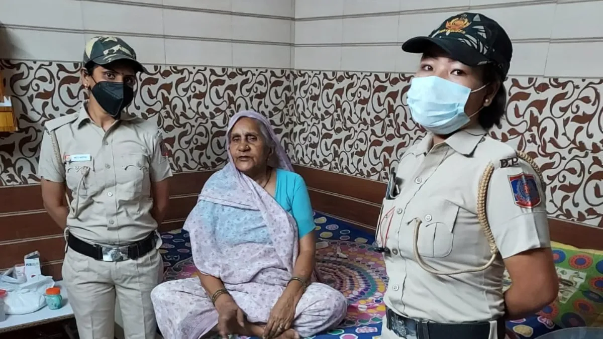 दिल्ली: महिला पुलिसकर्मियों को पहली बार दी गई बीट की कमान- India TV Hindi