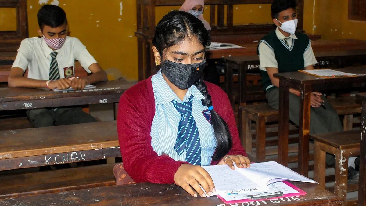 मध्य प्रदेश में स्कूल खुले लेकिन कक्षाओं में पहुंचे बहुत कम छात्र- India TV Hindi
