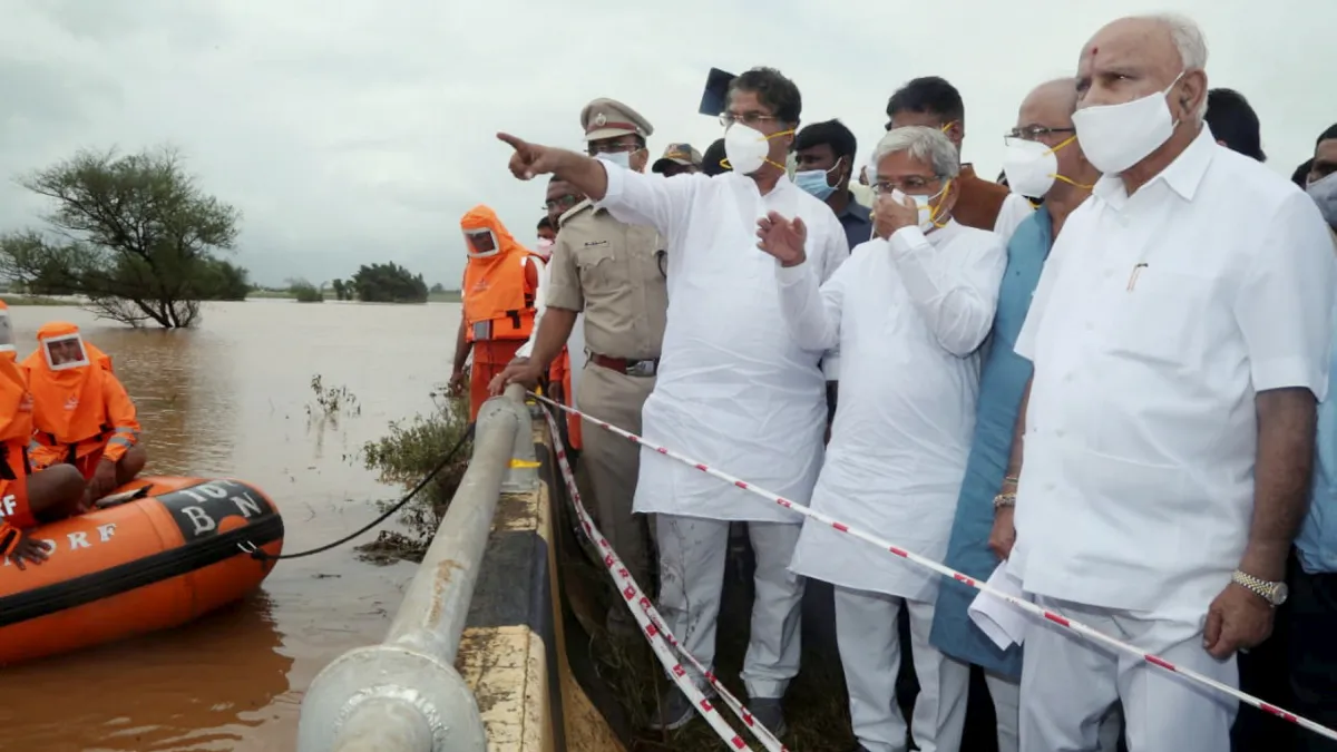 CM Yeddyurappa visits area affected with rain-water in Belgaum district.- India TV Hindi