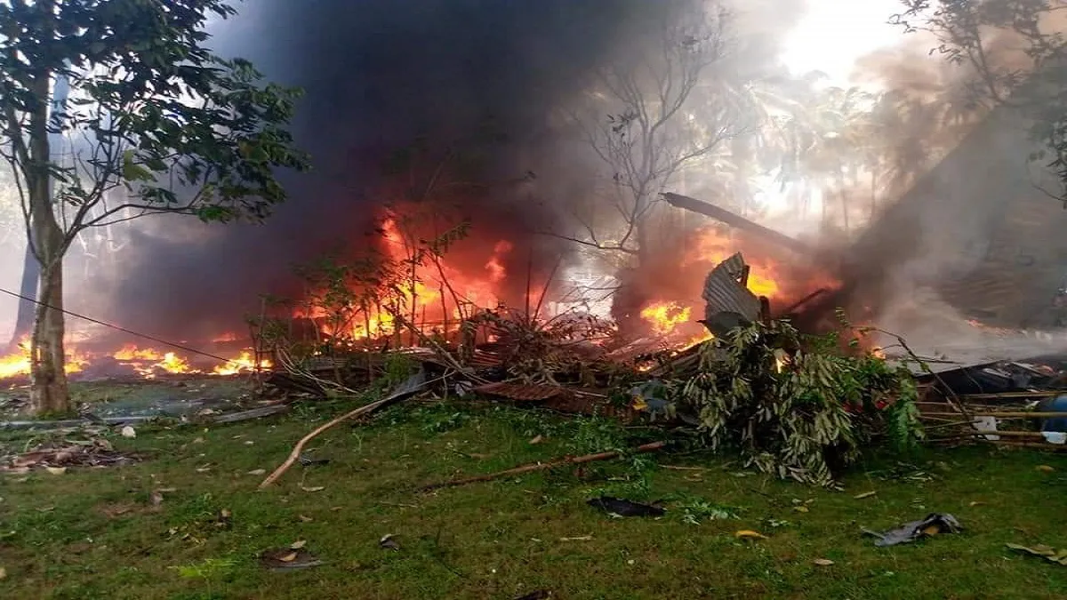 C130 military plane crashes in Philippine फिलीपीन में C-130 विमान दुर्घटनाग्रस्त, 40 लोगों को बचाया - India TV Hindi