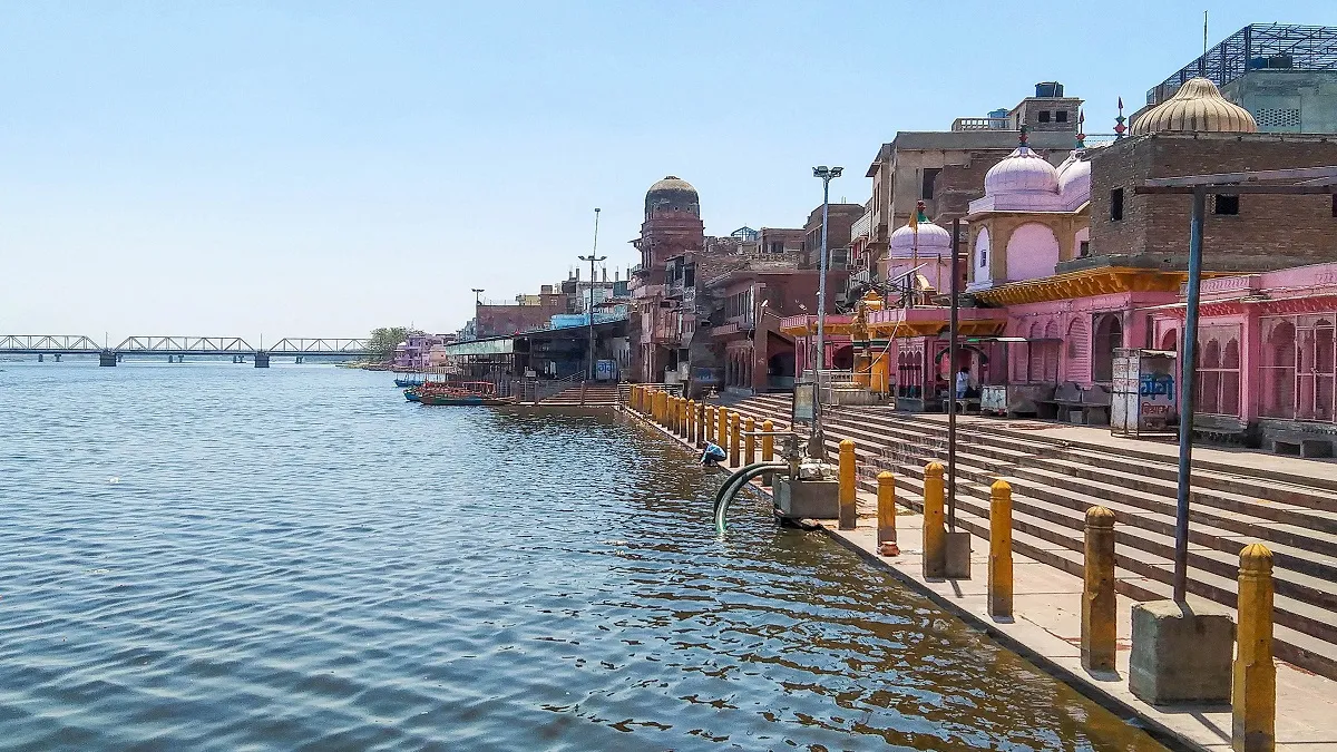 politicians banned for entering on yamuna ghats in mathura मथुरा के पुजारी यमुना में प्रदूषण से नारा- India TV Hindi
