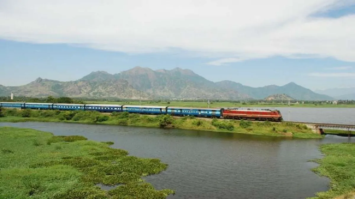 कोंकण रूट पर रेल सेवा बहाल, बारिश और बाढ़ के चलते रोकी गई थी ट्रेनें- India TV Hindi