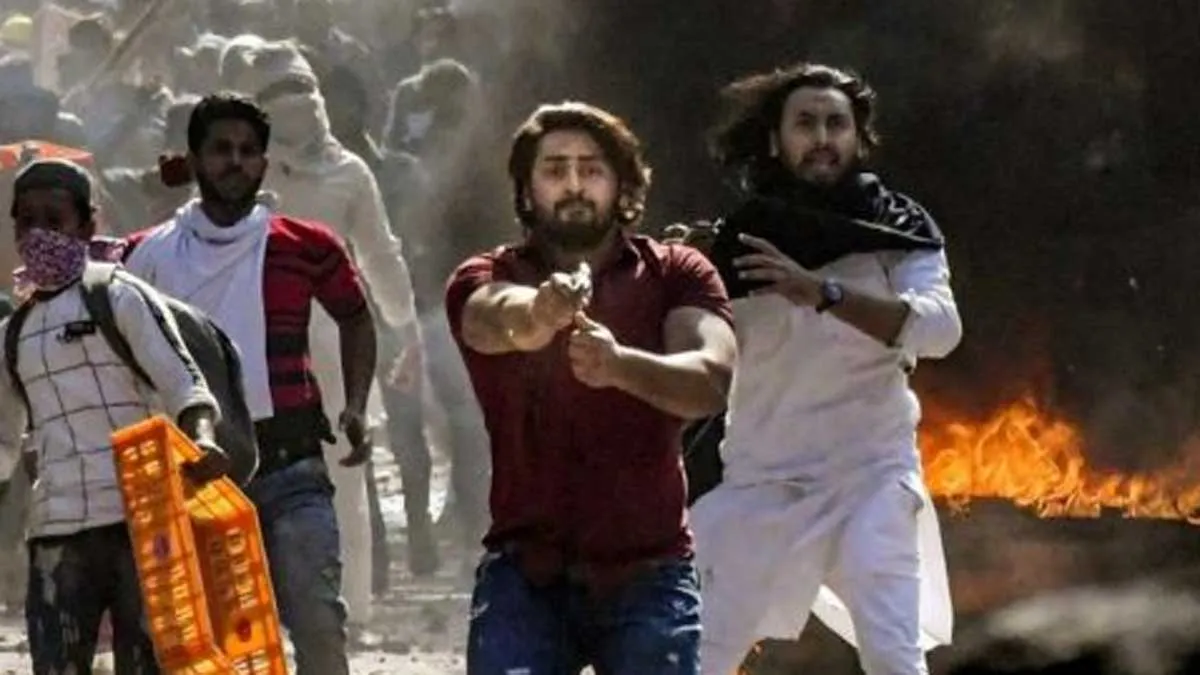 Shahrukh Pathan, Shahrukh Pathan Delhi Riots, Man with Pistol Delhi Riots, Boy with Pistol Delhi Rio- India TV Hindi