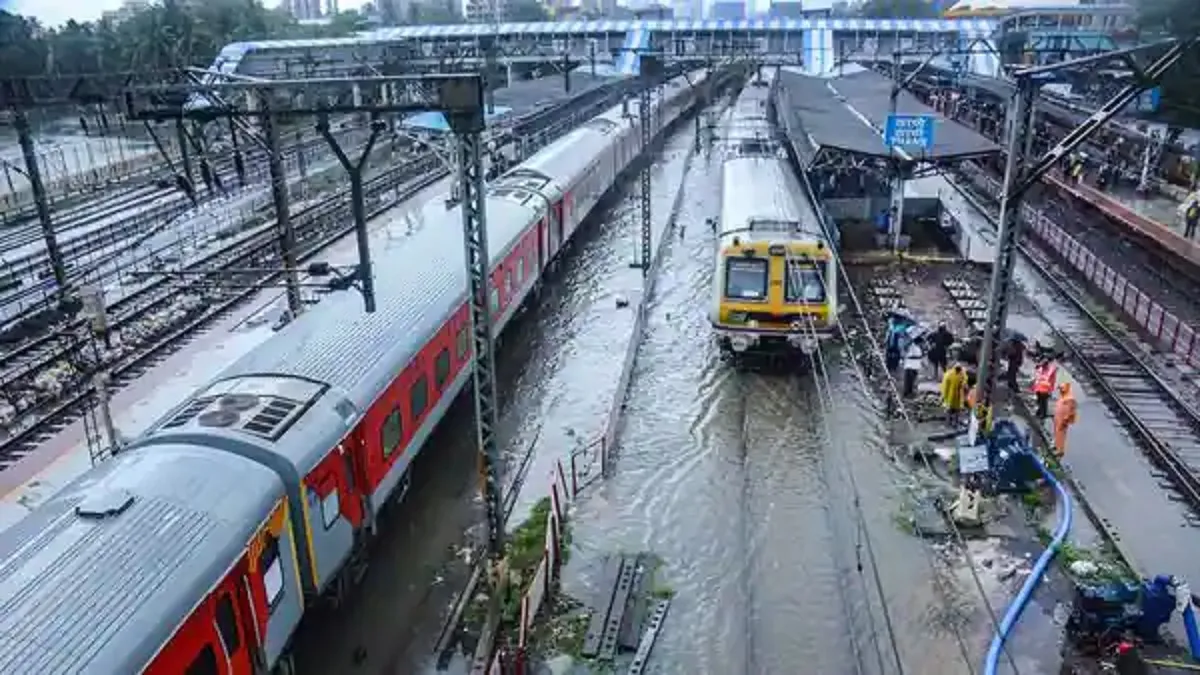 महाराष्ट्र: रेलवे ने भारी बारिश और भूस्खलन से 60 ट्रेनें रद्द की, देखिए पूरी लिस्ट- India TV Hindi