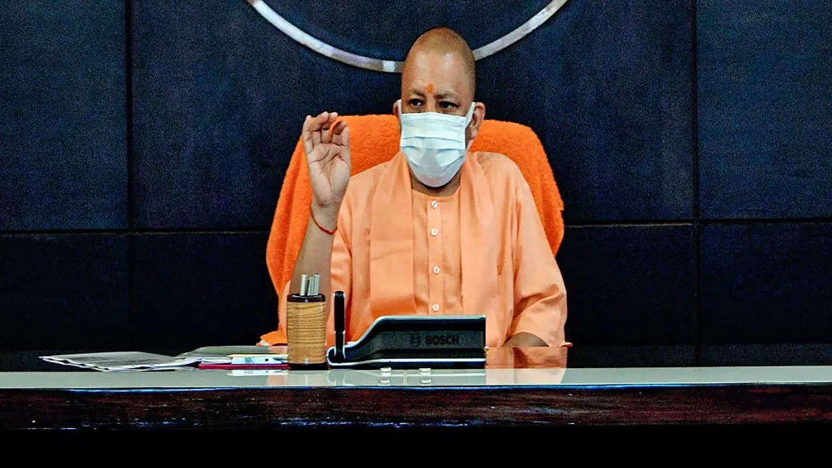 Mango Politics Uttar Pradesh CM Yogi Adityanath sends Mangoes to PM for targeting Rahul Gandhi कहीं - India TV Hindi