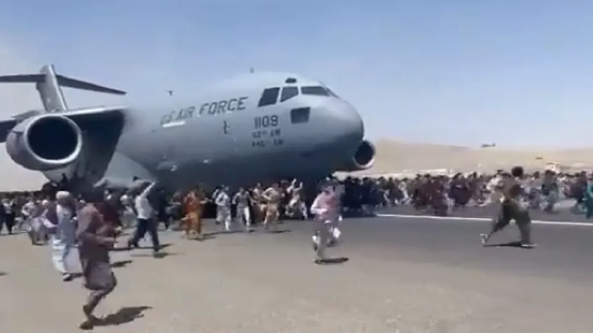VIDEO: अफगानिस्तान में हजारों की भीड़ देश छोड़ने को बेचैन- India TV Hindi
