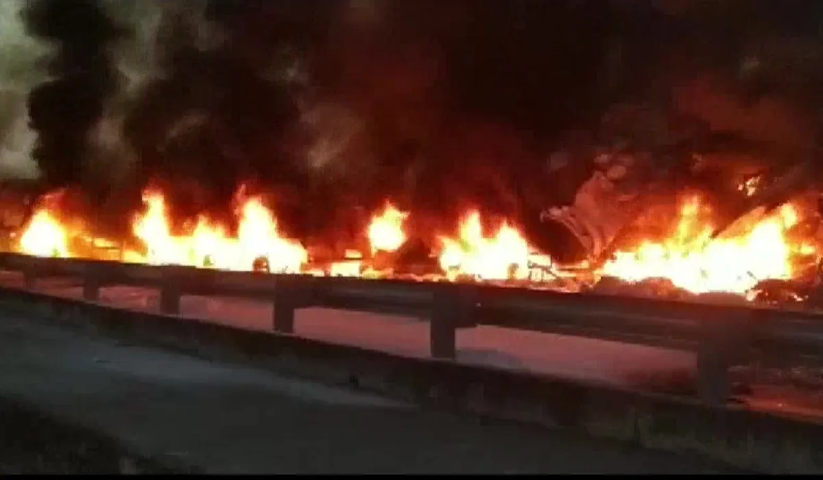 अजमेर में सड़क हादसे के बाद पेट्रोल टैंकर में लगी आग, 4 लोगों की मौत- India TV Hindi