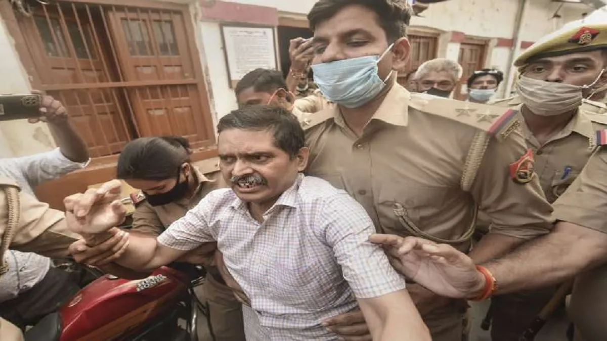 जेल में बंद रिटायर आईपीएस अधिकारी अमिताभ ठाकुर के खिलाफ एक और मामला दर्ज- India TV Hindi