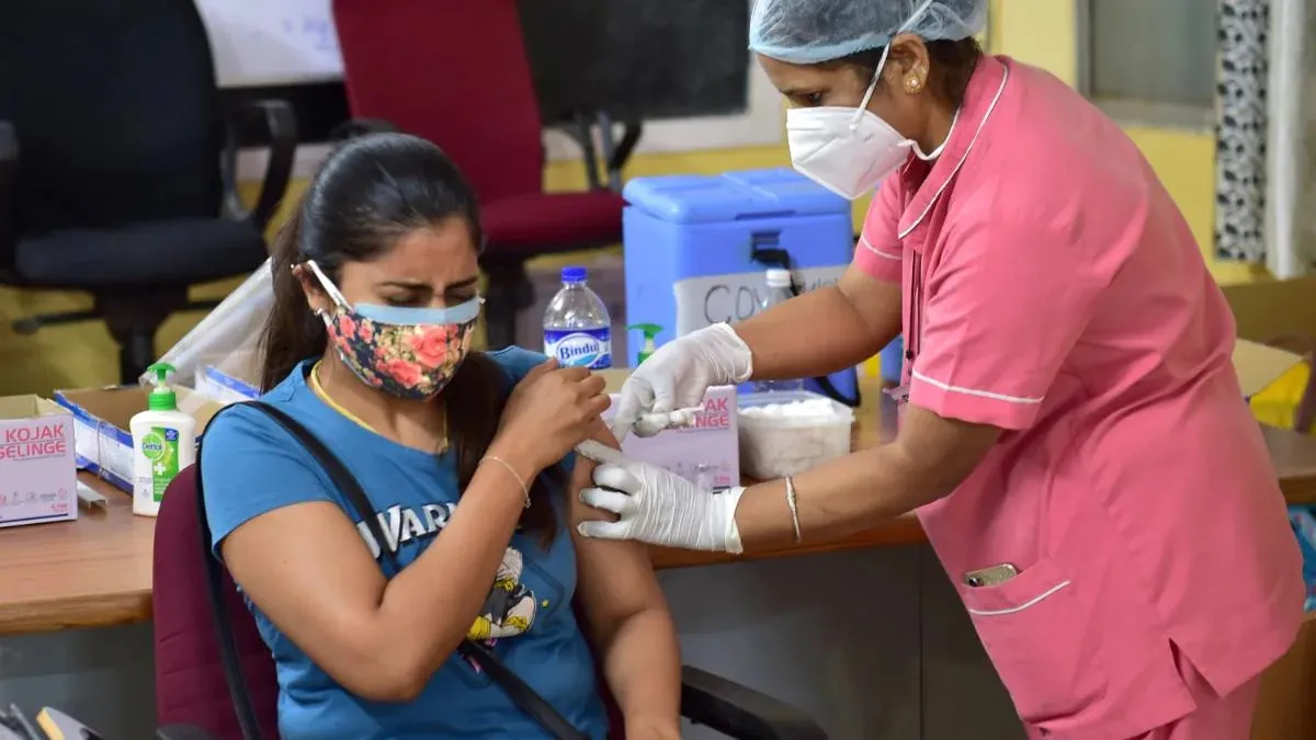 'भारत में जुलाई में 13 करोड़ से अधिक टीके लगाए गए हैं', मंडाविया ने राहुल गांधी के वैक्सीन कमी का दि- India TV Hindi