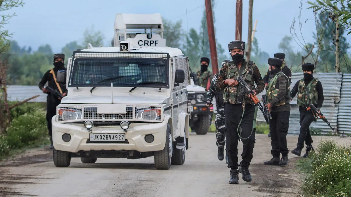 J&K: श्रीनगर में आतंकवादियों ने CRPF बंकर पर ग्रेनेड फेंका, एक जवान घायल- India TV Hindi