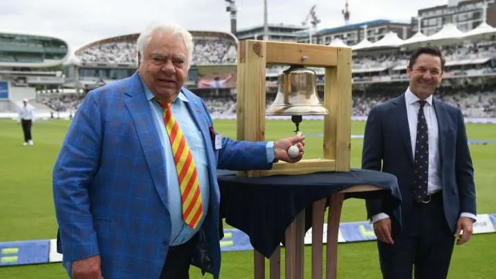 Former India wicketkeeper Farooq Engineer starts the third day of Lord's Test by ringing the bell- India TV Hindi