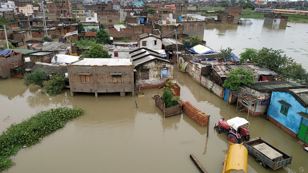Flood situation worsens in Assam two dead असम में बाढ़ की स्थिति और बिगड़ी,  दो लोगों की मौत, 3.65 लाख प्रभावित - India TV Hindi News