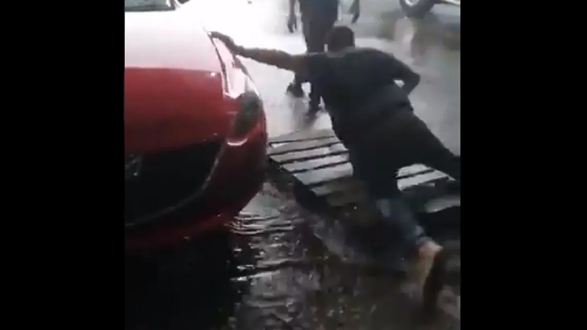 man fall in rain- India TV Hindi