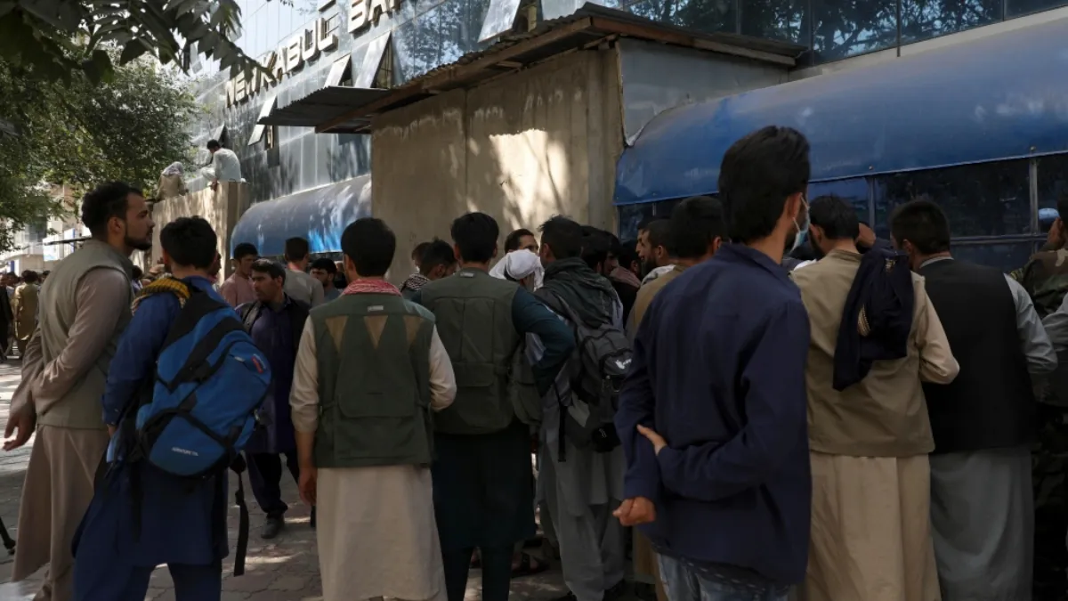 अफगानिस्तान में आर्थिक संकट गहराया, ATM के बाहर लगी कतारें- India TV Hindi