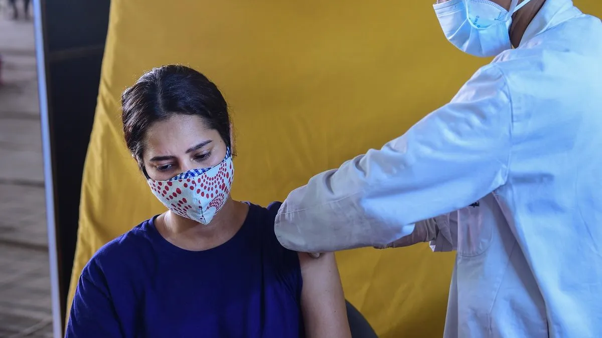 राज्यों और निजी अस्पतालों के पास अभी कितनी कोरोना वैक्सीन है? केंद्र सरकार ने दी जानकारी- India TV Hindi