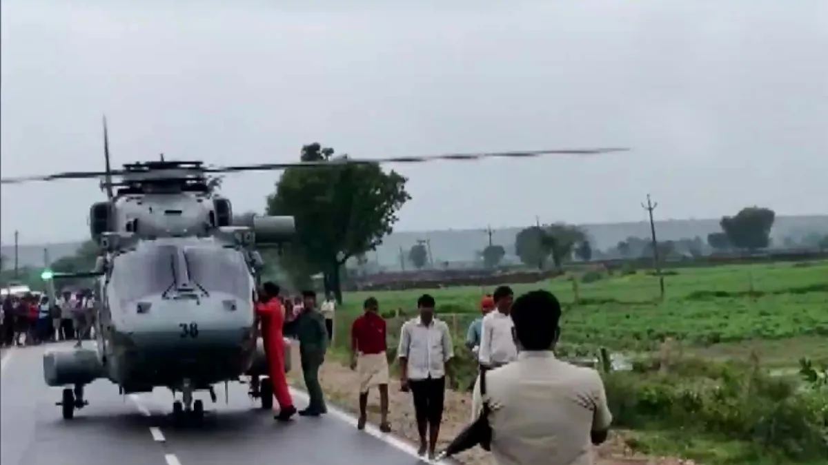 MP में भारी बारिश, बाढ़ प्रभावितों को बचाने में लगे सेना के हेलीकॉप्टर, दो लोगों की मौत- India TV Hindi