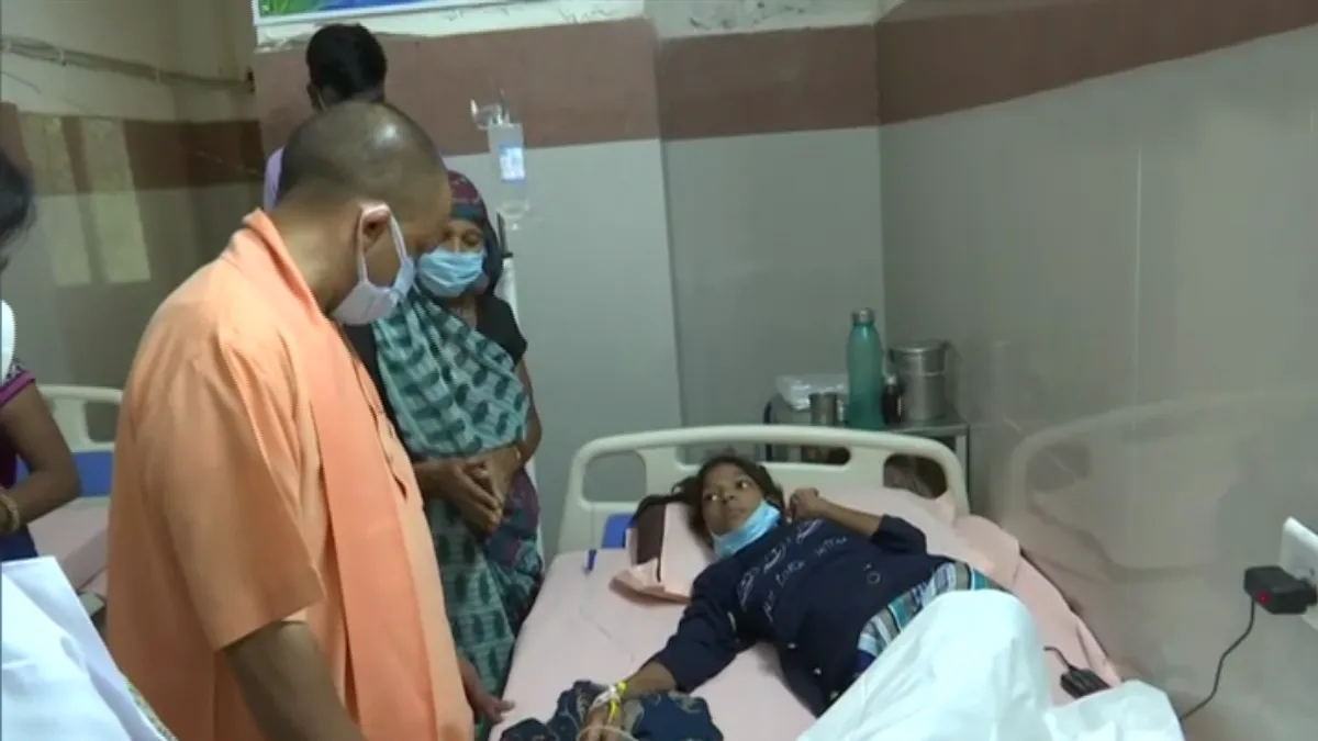फिरोजाबाद: डेंगू पीड़ित बच्‍चों से मिले CM योगी, अधिकारियों को दिए निर्देश- India TV Hindi
