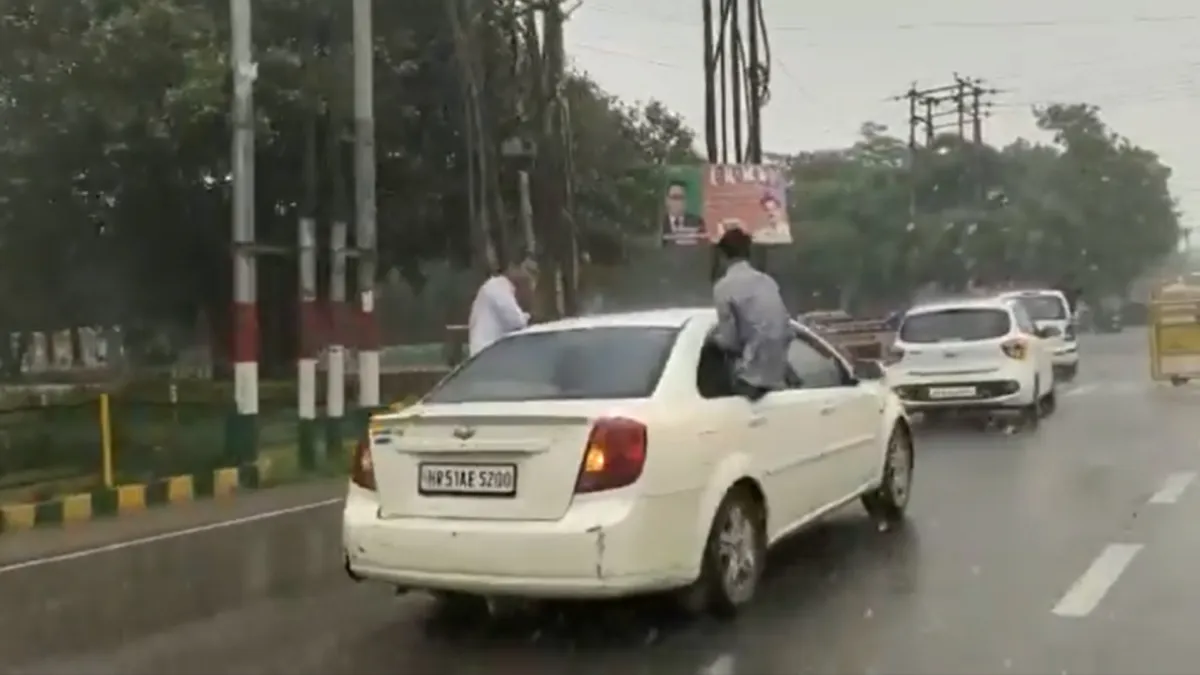 चलती कार से बाहर निकलकर बारिश का मजा लेना बना सजा- India TV Hindi