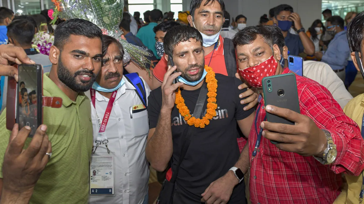 Crowds gathered to see silver medalist Ravi Dahiya, received a warm welcome- India TV Hindi