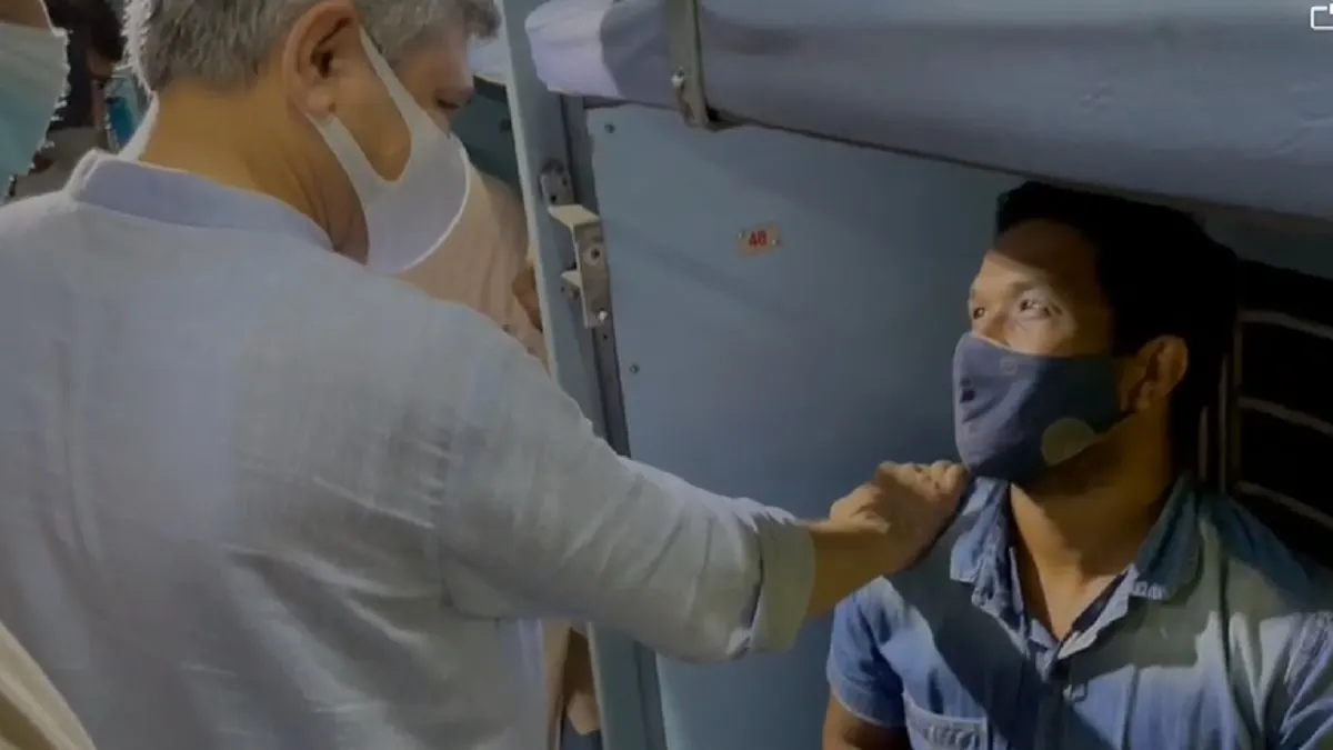 ट्रेन में यात्रियों से मिले रेल मंत्री अश्विनी वैष्णव, स्वच्छता के बारे में लिया फीडबैक- India TV Hindi