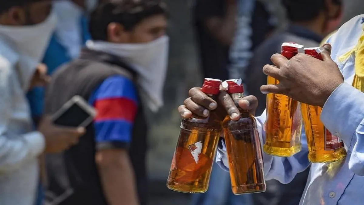 यूपी के आगरा में संदिग्ध जहरीली शराब पीने से 3 लोगों की मौत, 1 को अस्पताल में भर्ती कराया गया- India TV Hindi
