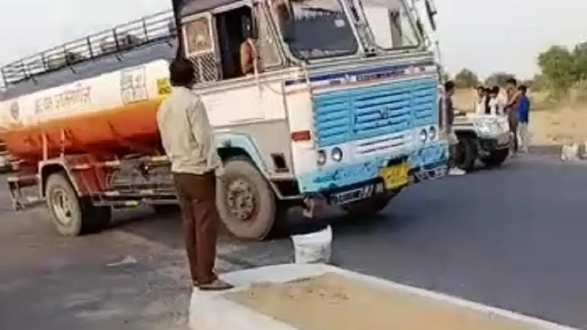 road accident cruiser collided with a truck in nagaur rajasthan राजस्थान के नागौर में ट्रक से जा भिड- India TV Hindi