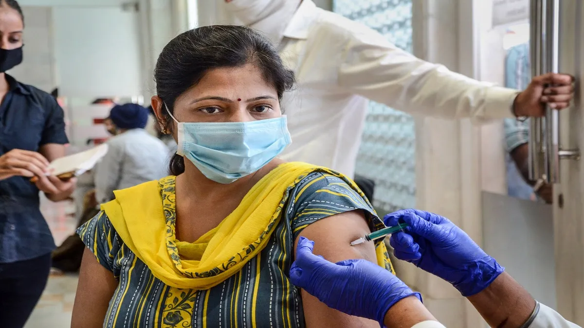 कोरोना वैक्सीनेशन में मध्य प्रदेश ने तोड़ा अपना ही रिकॉर्ड, एक दिन में लगाए करीब 20 लाख टीके- India TV Hindi