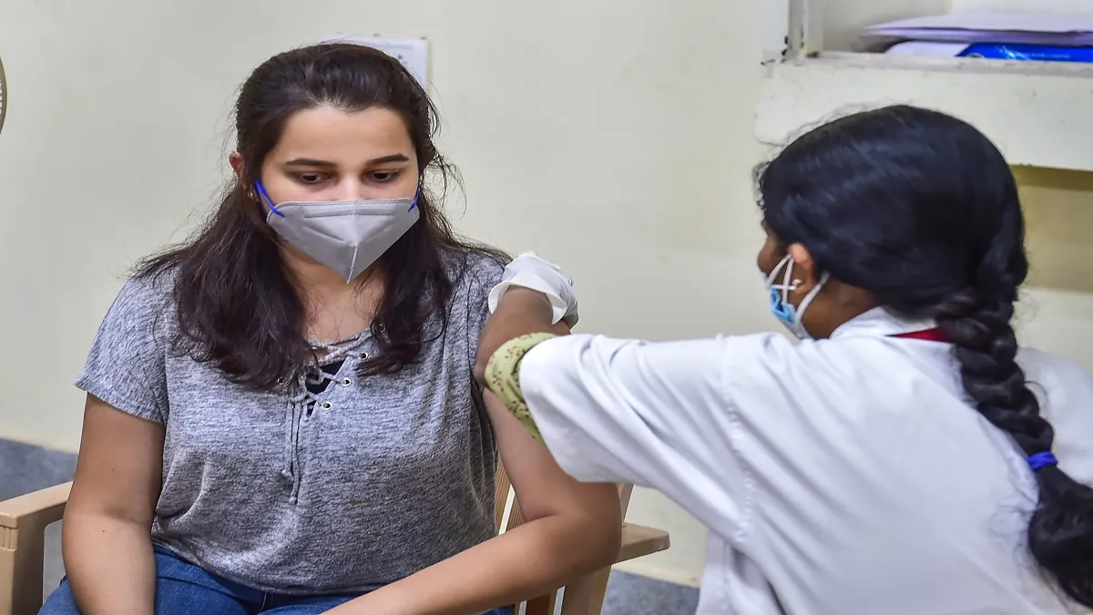 देश में कोरोना वैक्सीन की करीब 52 करोड़ खुराकें दी गईं, स्वास्थ्य मंत्रालय ने दी जानकारी- India TV Hindi