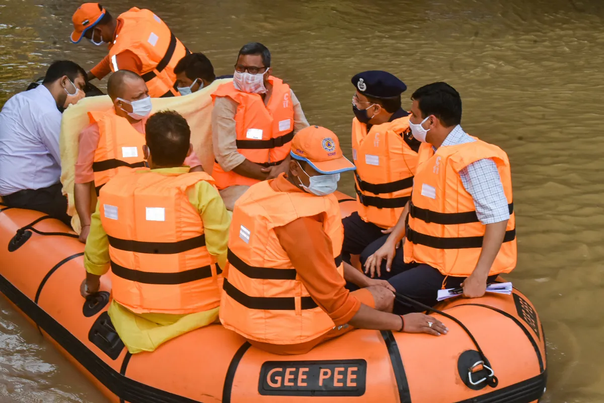 UP Flood: 22 Districts Reeling Under Flood, CM Yogi Adityanath reviews flood situation in Varanasi- India TV Hindi