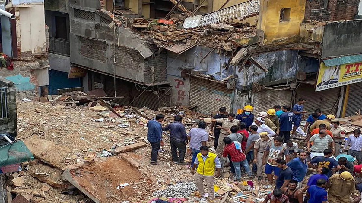 Four-storey building collapses in Delhi’s Malkaganj; 2 kids die under rubble- India TV Hindi