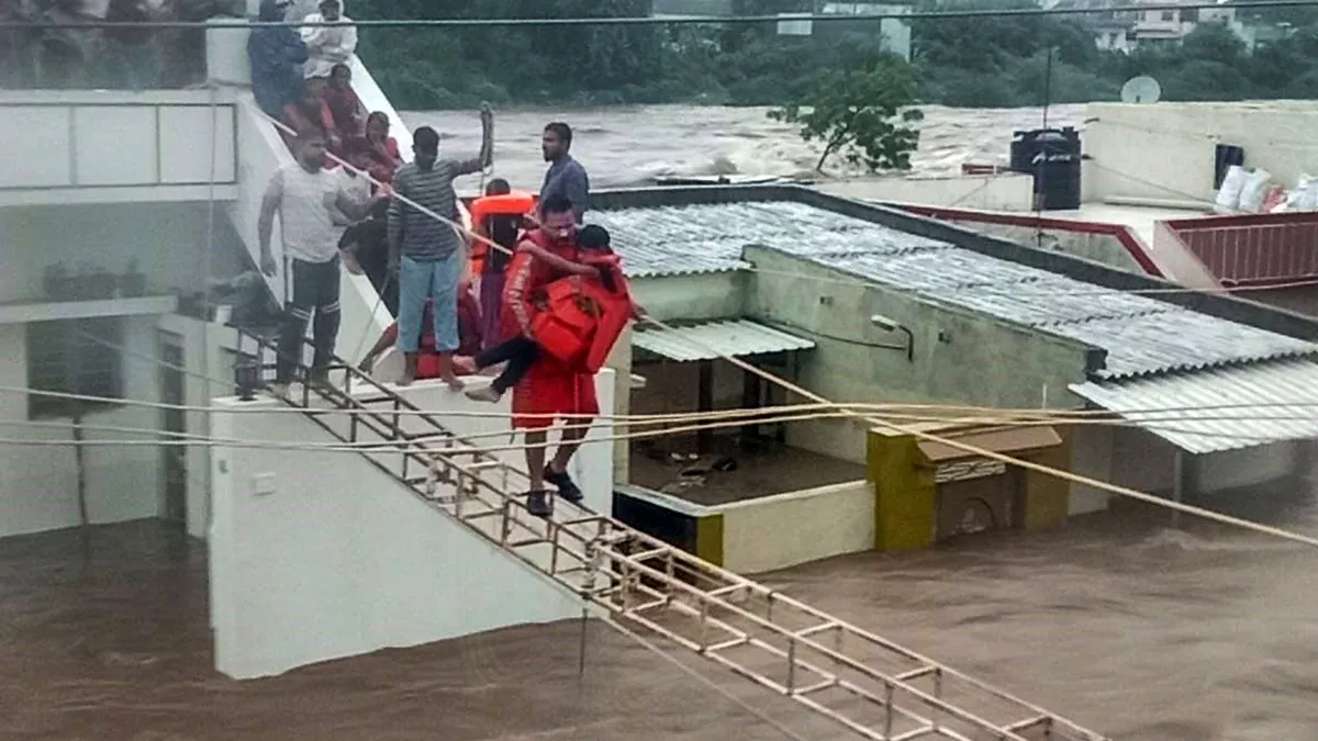Rains batter Rajkot, Jamnagar in Guj; Over 200 people rescued, 7,000 shifted to safer places- India TV Hindi