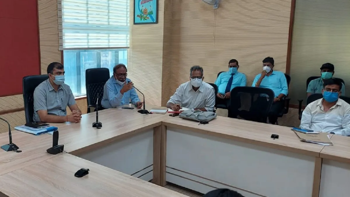 डेंगू व अन्य जांचों की ओवरचार्जिंग के सम्बंध में प्राप्त शिकायतों का संज्ञान लेते हुए जिलाधिकारी अभि- India TV Hindi