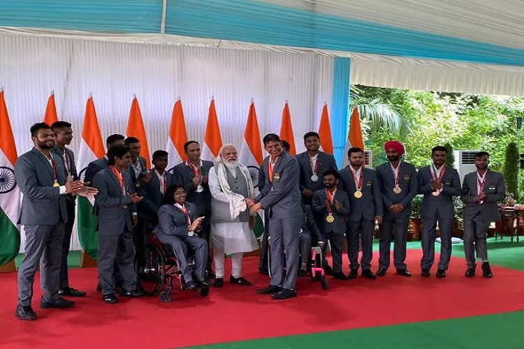 PM Modi met the Indian contingent who participated in the 2020 Tokyo Paralympics- India TV Hindi