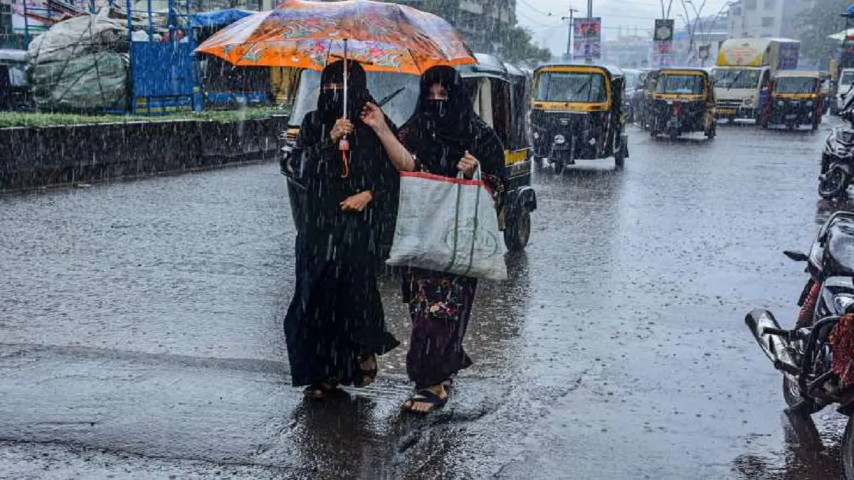 महाराष्ट्र में मूसलाधार बारिश, बिजली गिरने से 13 लोगों की मौत, 560 से ज्यादा लोगों को बचाया गया - India TV Hindi