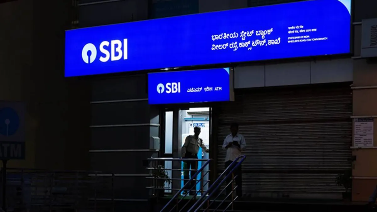 SBI advise customers to link PAN with Aadhaar to continue enjoying banking service- India TV Paisa