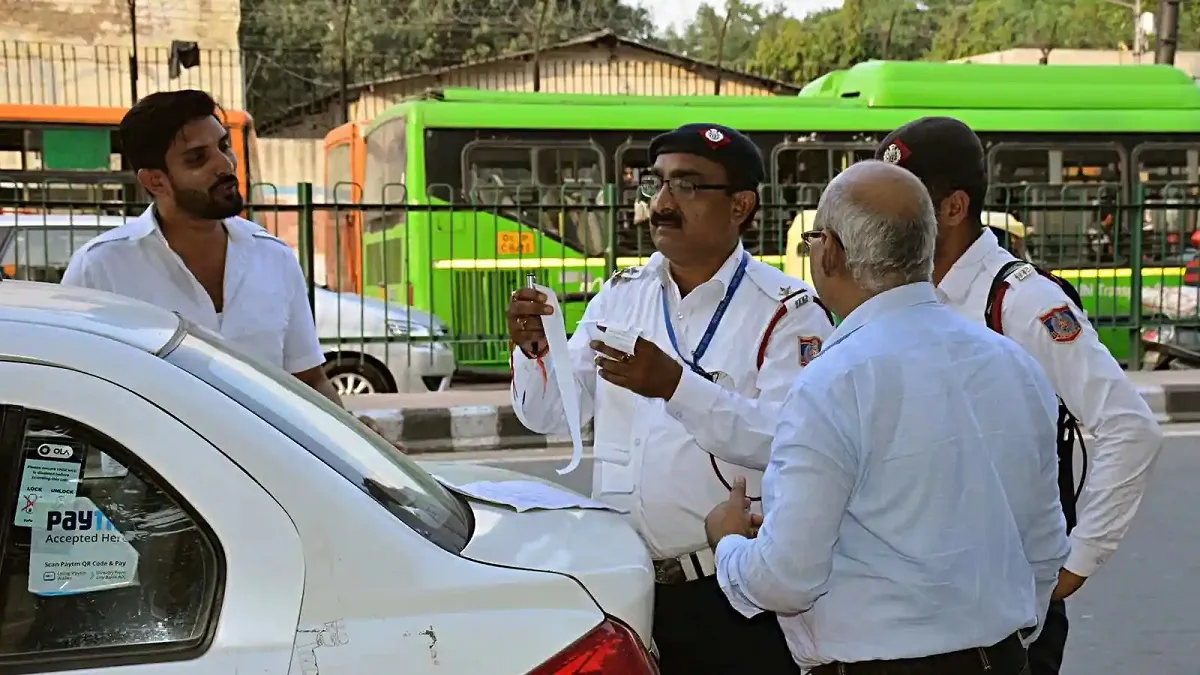 वाहन चालकों के लिए बड़ी खबर, सरकार ने वाहन दस्तावेजों की वैधता 31 अक्टूबर तक बढ़ाई - India TV Hindi