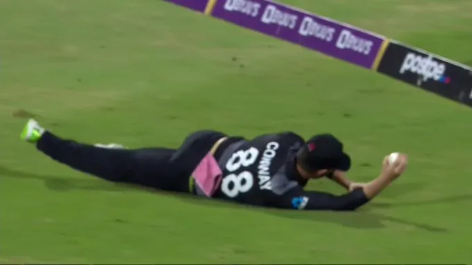 PAK vs NZ: Devon Conway takes outrageous catch to get...- India TV Hindi