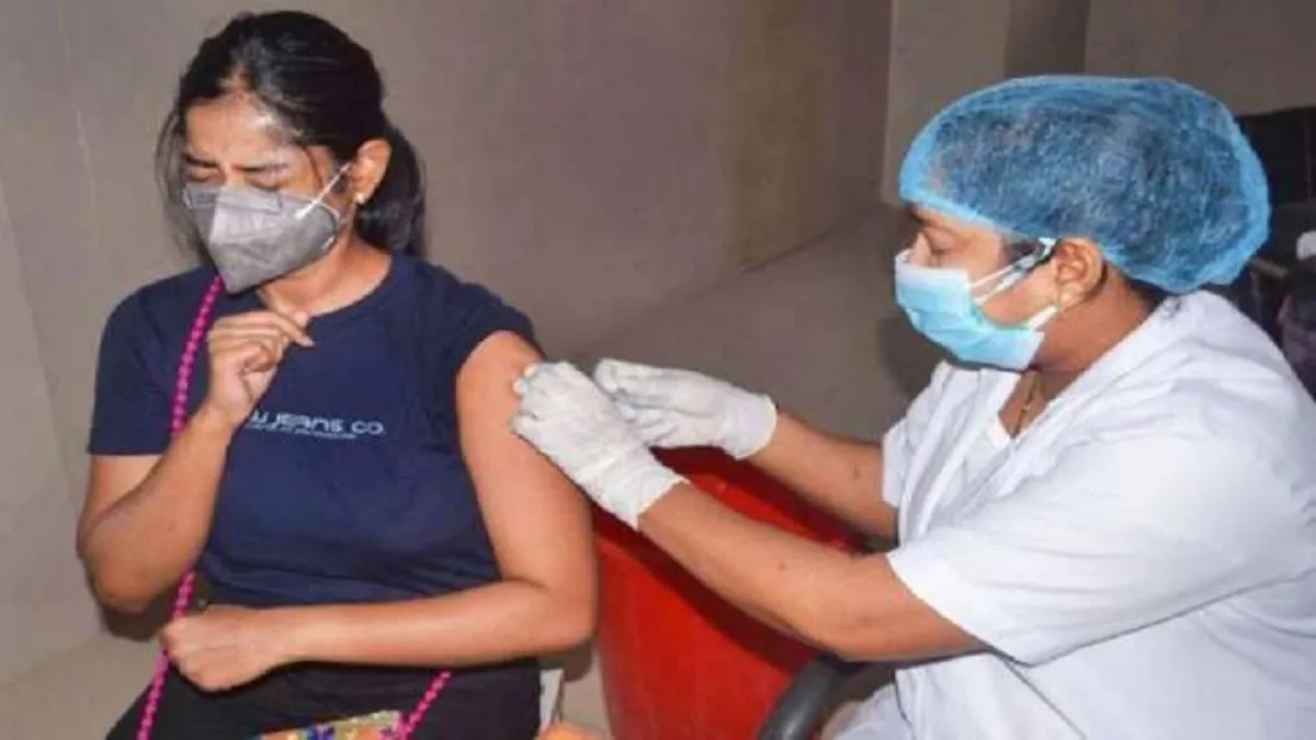 देश में कोविड वैक्सीनेशन का आंकड़ा 90 करोड़ के पार, स्वास्थ्य मंत्री ने ट्वीट कर दी जानकारी- India TV Hindi