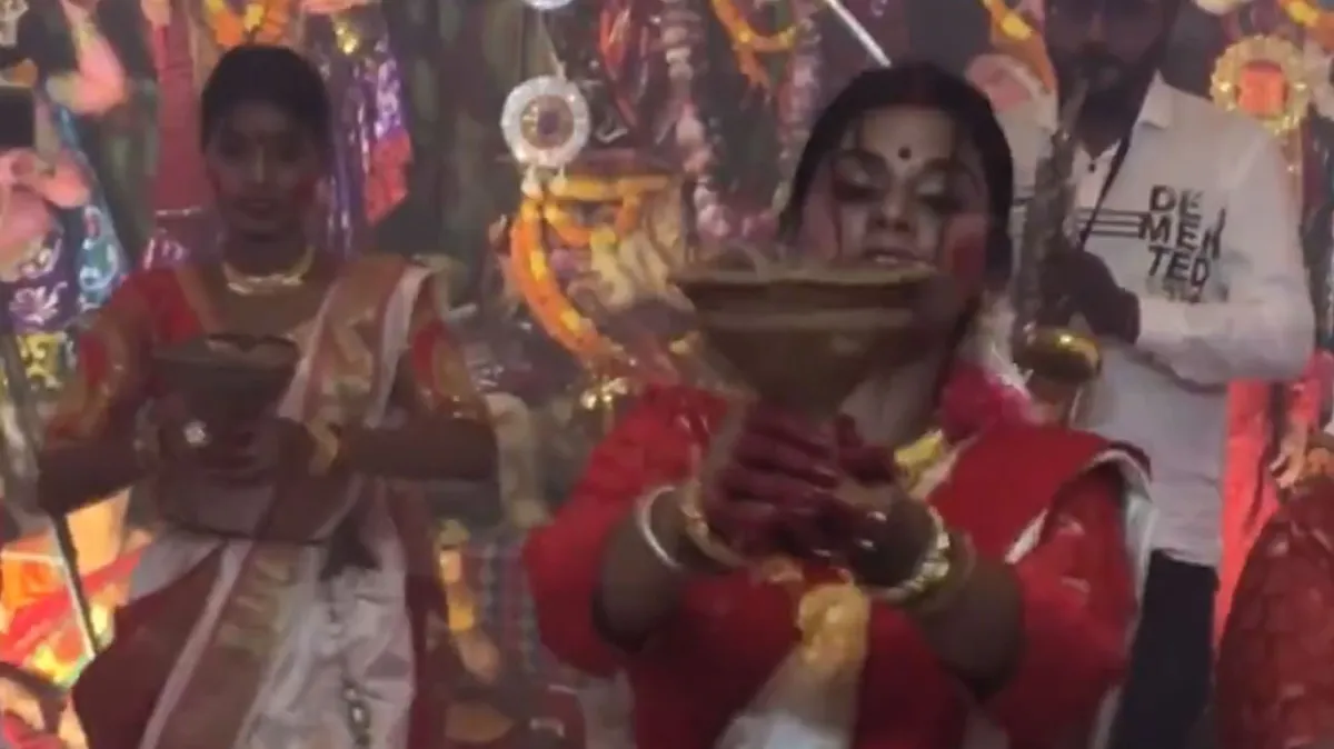  dhunuchi dance in west bengal watch video- India TV Hindi