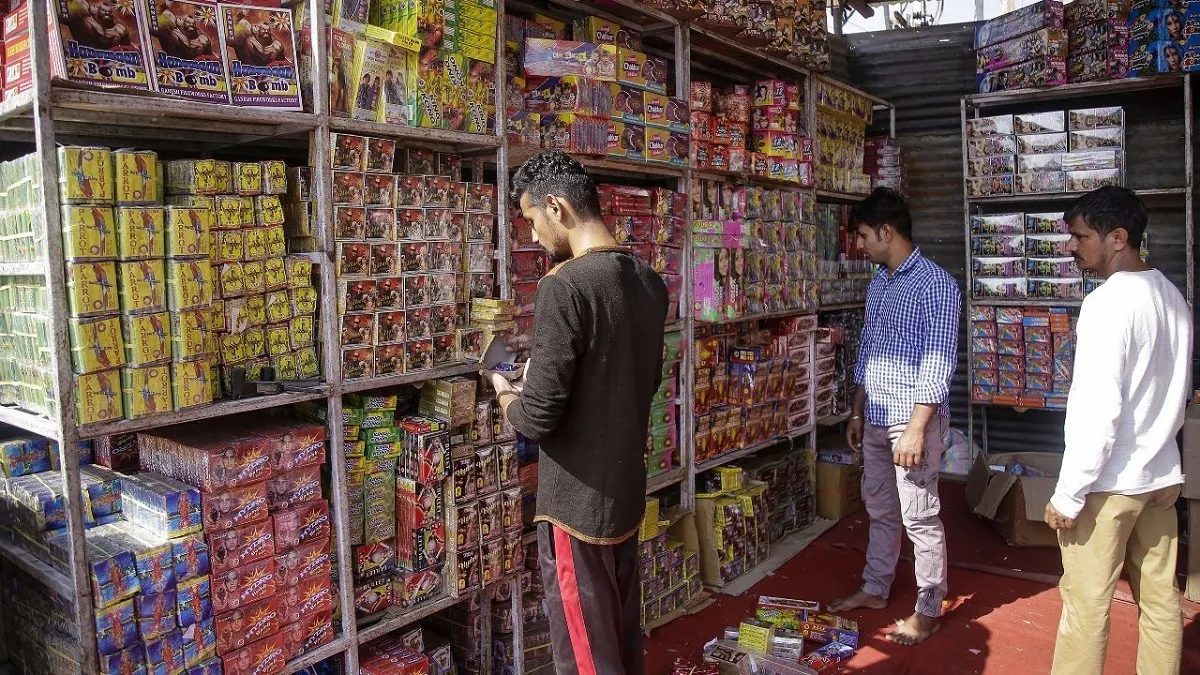 पश्चिम बंगाल प्रदूषण नियंत्रण बोर्ड ने सभी प्रकार के पटाखों की बिक्री व उपयोग पर प्रतिबंध लगाया- India TV Hindi