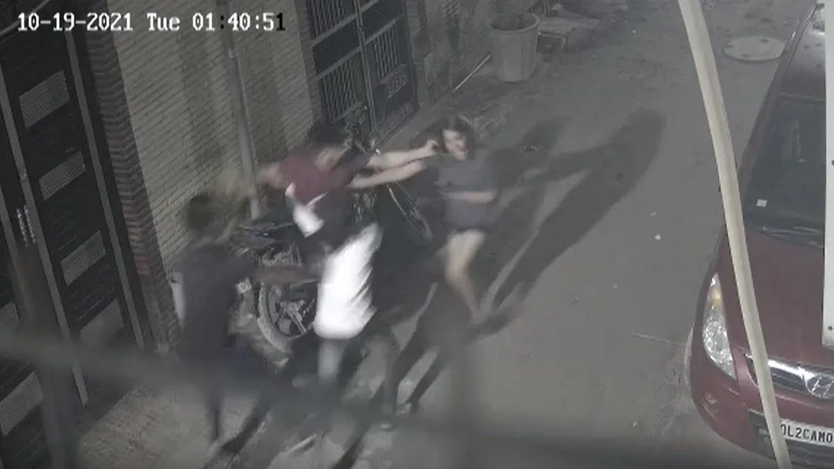 Girl stabbed to death by ex boyfriend in delhi watch cctv video CCTV: पूर्व प्रेमी ने लड़की पर किया - India TV Hindi