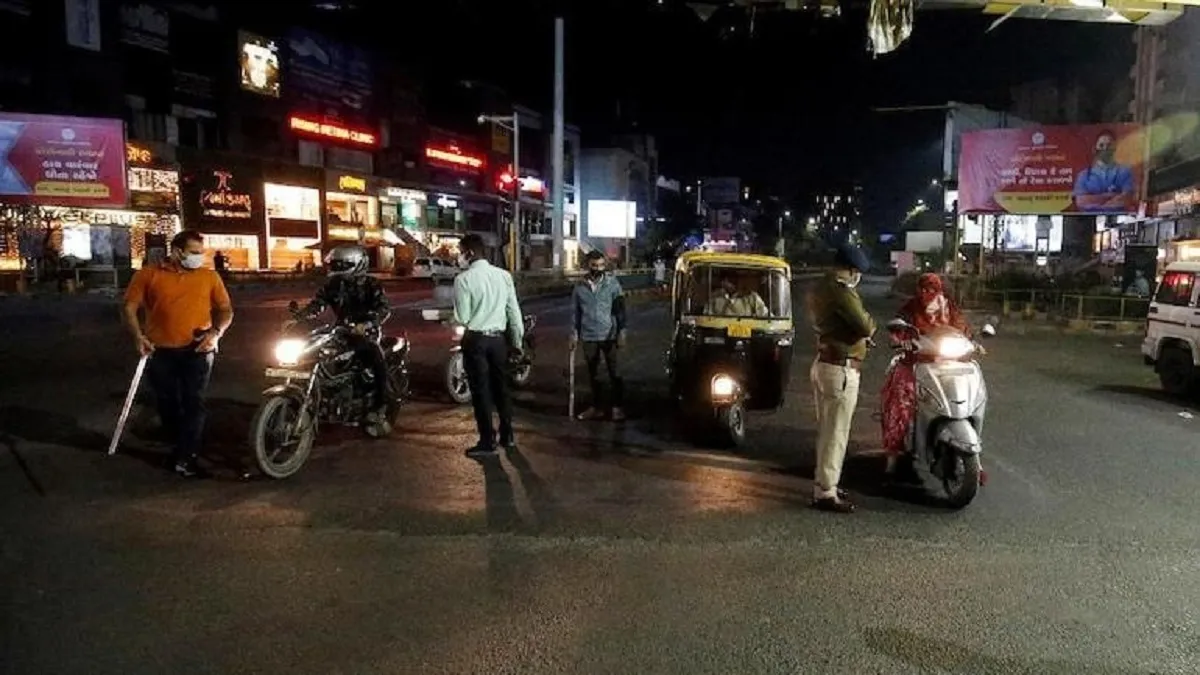 गुजरात के कई शहरों में 10 नवंबर तक बढ़ा Night Curfew, रात 12 से सुबह 6 बजे तक रहेगी पाबंदी- India TV Hindi