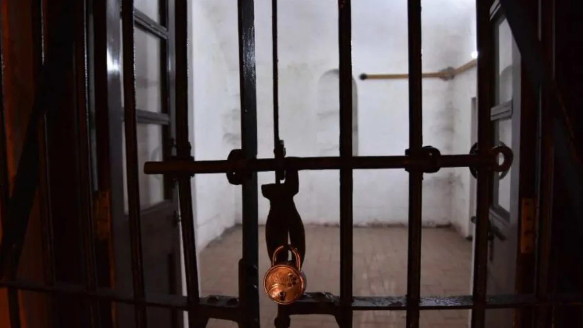 UP: जेल में फांसी से लटका...- India TV Hindi